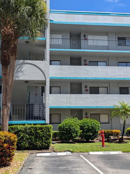 4725 Lucerne Lakes Blvd E in Greenacres, FL - Building Photo