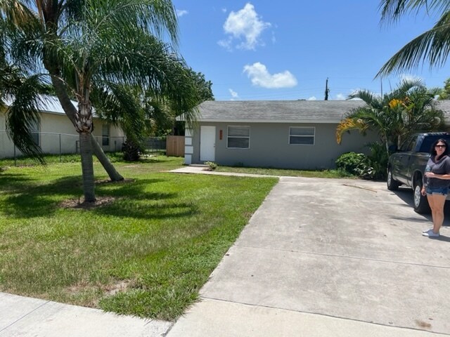 4896 SE Horizon Ave in Stuart, FL - Building Photo