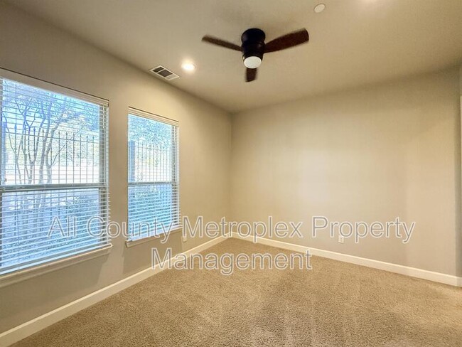 7333 Valley View Ln in Dallas, TX - Building Photo - Building Photo