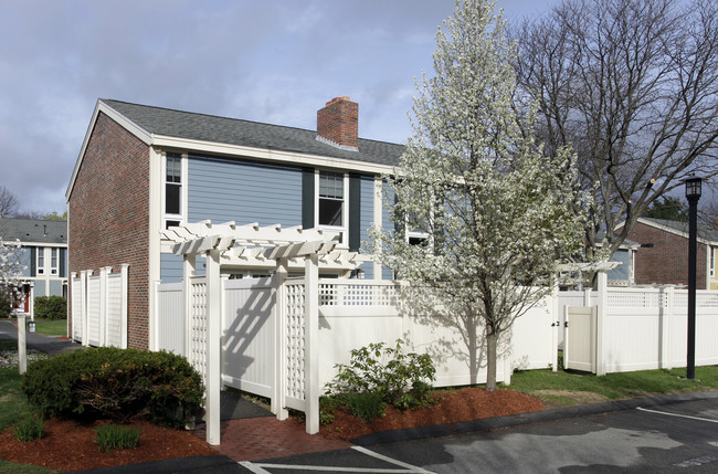 Linden Square Townhomes in Wellesley, MA - Building Photo - Building Photo