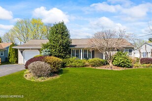 41 Poplar Ave in West Long Branch, NJ - Building Photo