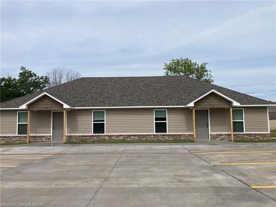 102 S 25th St in Van Buren, AR - Building Photo