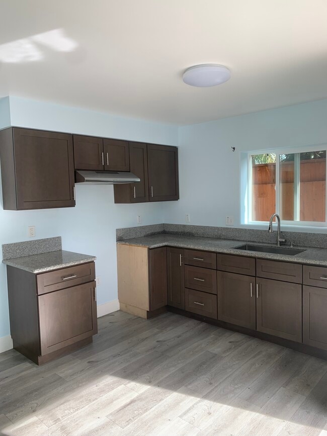 1227 W 146th St in Gardena, CA - Foto de edificio - Building Photo