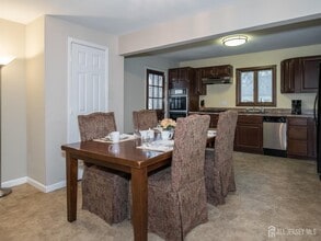 33 Windsor Dr in East Brunswick, NJ - Building Photo - Building Photo