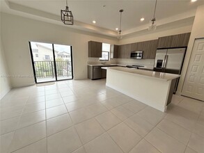 10401 NW 82nd St, Unit 34 in Doral, FL - Building Photo - Building Photo