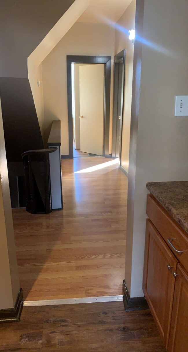 1205 3rd Ave, Unit 2 in Beaver Falls, PA - Foto de edificio - Building Photo