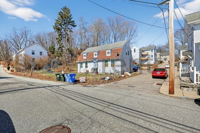 158 Cliff St in Norwich, CT - Building Photo - Building Photo