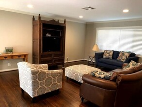 10315 Shadow Wood Dr in Houston, TX - Foto de edificio - Building Photo