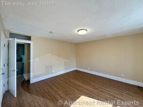 51 Beacon St, Unit #2 in Somerville, MA - Foto de edificio - Building Photo