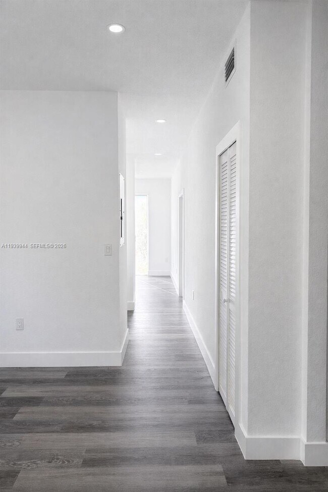 17820 NW 73rd Ave in Hialeah, FL - Building Photo - Building Photo