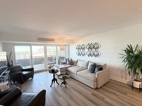 1121 Albion St, Unit 810 in Denver, CO - Building Photo - Building Photo