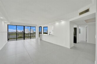 20281 E Country Club Dr in Aventura, FL - Building Photo - Building Photo