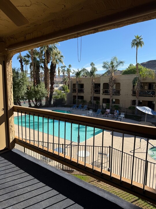 5300 E Waverly Dr, Unit J14 in Palm Springs, CA - Building Photo