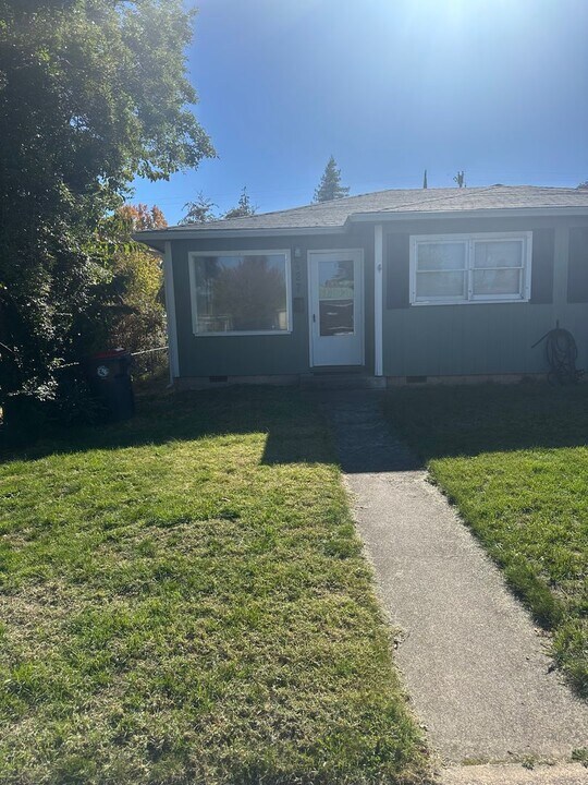427 Fairmount St in Medford, OR - Foto de edificio