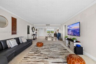 3850 Oaks Clubhouse Dr in Pompano Beach, FL - Foto de edificio - Building Photo