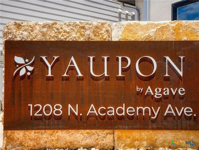 1208 N Academy Ave in New Braunfels, TX - Building Photo - Building Photo