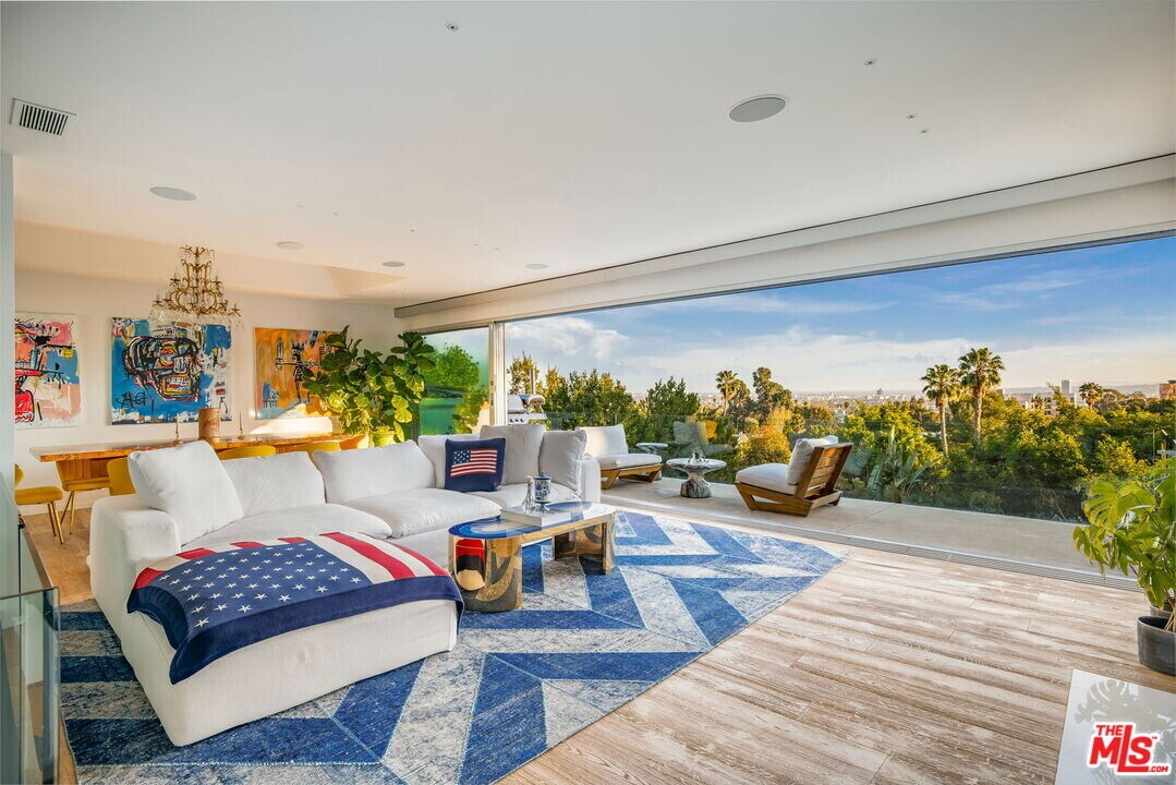 7924 Hillside Ave in Los Angeles, CA - Building Photo
