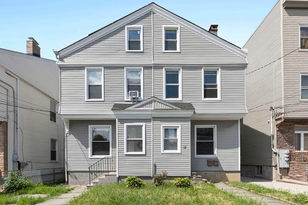 18 Howard Pl in Jersey City, NJ - Building Photo
