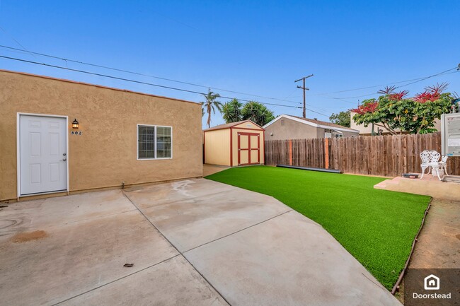 802 W 103rd St in Los Angeles, CA - Foto de edificio - Building Photo