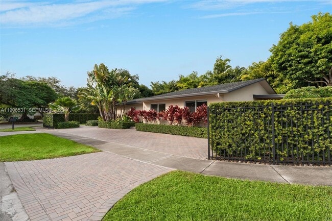 6701 SW 49th Terrace in Miami, FL - Building Photo - Building Photo