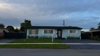 8366 SW 37th St in Miami, FL - Building Photo
