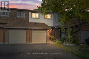 498 Sandhamn Private in Ottawa, ON - Building Photo