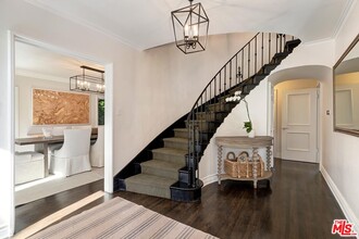 1154 N Wetherly Dr in Los Angeles, CA - Building Photo - Building Photo