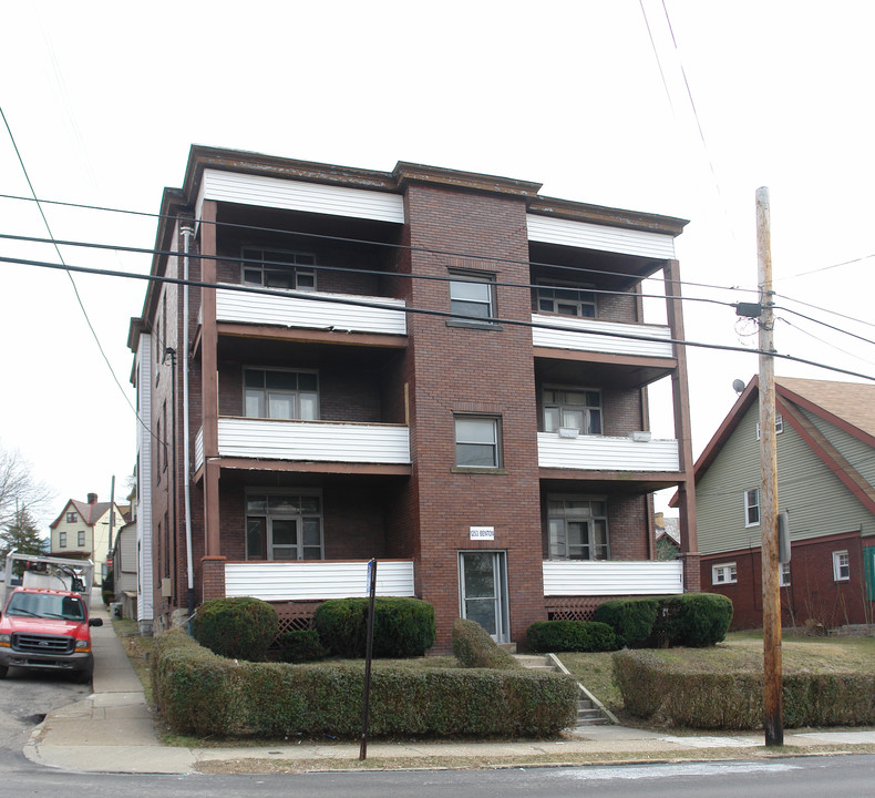 1253 Benton Ave in Pittsburgh, PA - Foto de edificio