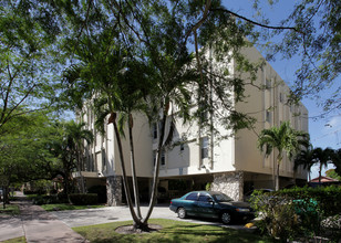 Barcelona Court in Miami, FL - Building Photo - Building Photo