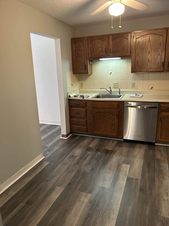 379 Huse Rd, Unit 31 in Manchester, NH - Foto de edificio - Building Photo