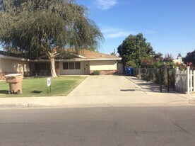 200 Douglas St in Bakersfield, CA - Building Photo