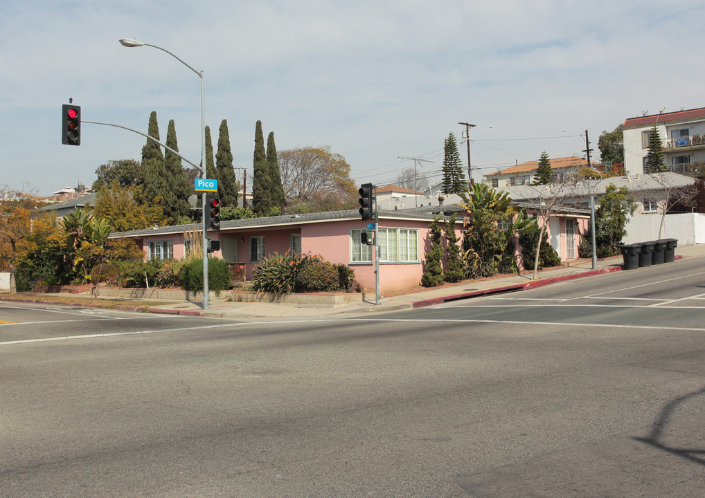 1105 Pico Blvd in Santa Monica, CA - Building Photo