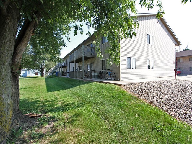 Cedar Pointe Apartments in Carlyle, IL - Building Photo - Building Photo