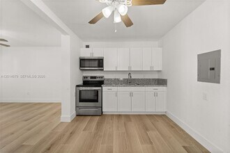 255 Beacom Blvd in Miami, FL - Building Photo - Building Photo