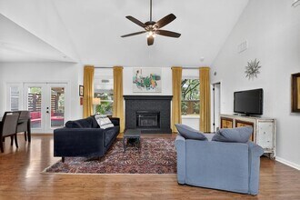 1607 Gracy Farms Ln in Austin, TX - Foto de edificio - Building Photo