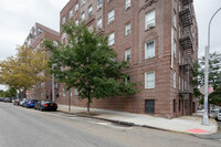 5911 Queens Blvd in Woodside, NY - Foto de edificio - Building Photo