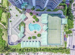 16711 Collins Ave in Sunny Isles Beach, FL - Foto de edificio - Building Photo