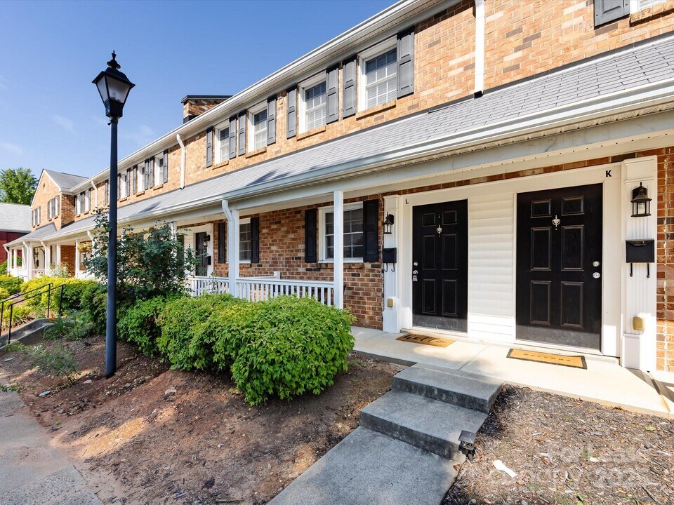 1348 Green Oaks Ln in Charlotte, NC - Building Photo