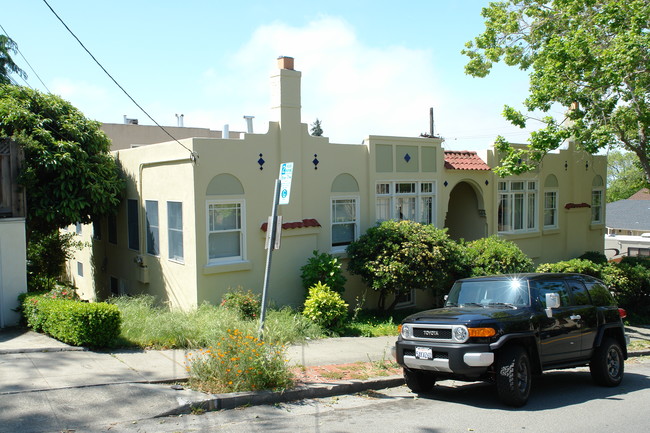 2404 Cedar St in Berkeley, CA - Building Photo - Building Photo