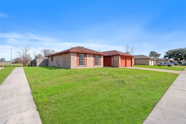 1666 Meadow Green Dr