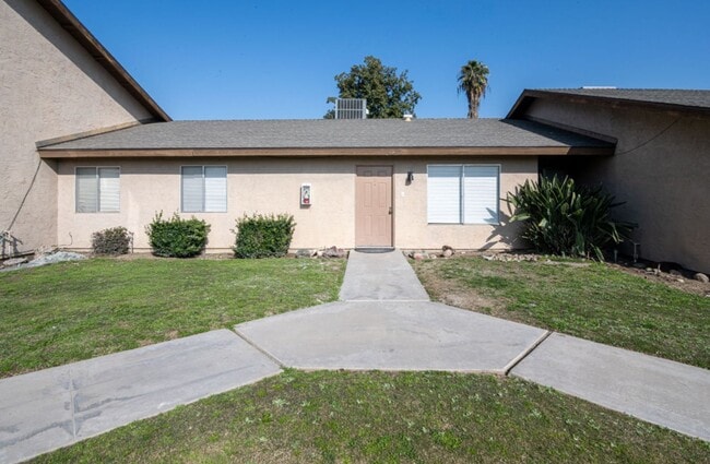 2608 Ashe Rd in Bakersfield, CA - Foto de edificio - Building Photo