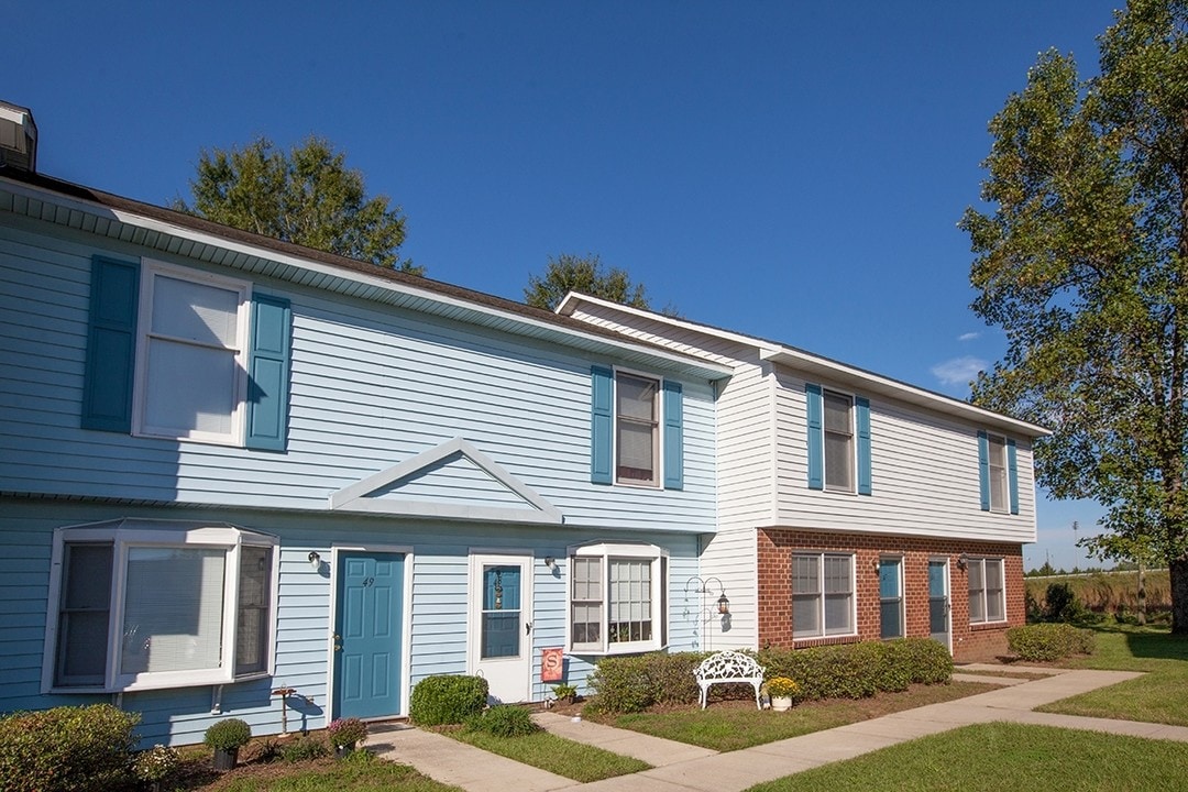 Colonial Village in Laurinburg, NC - Building Photo