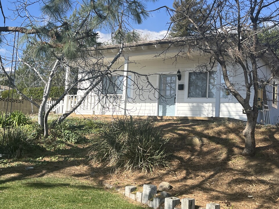 8960 Camellia Ct in Rancho Cucamonga, CA - Foto de edificio