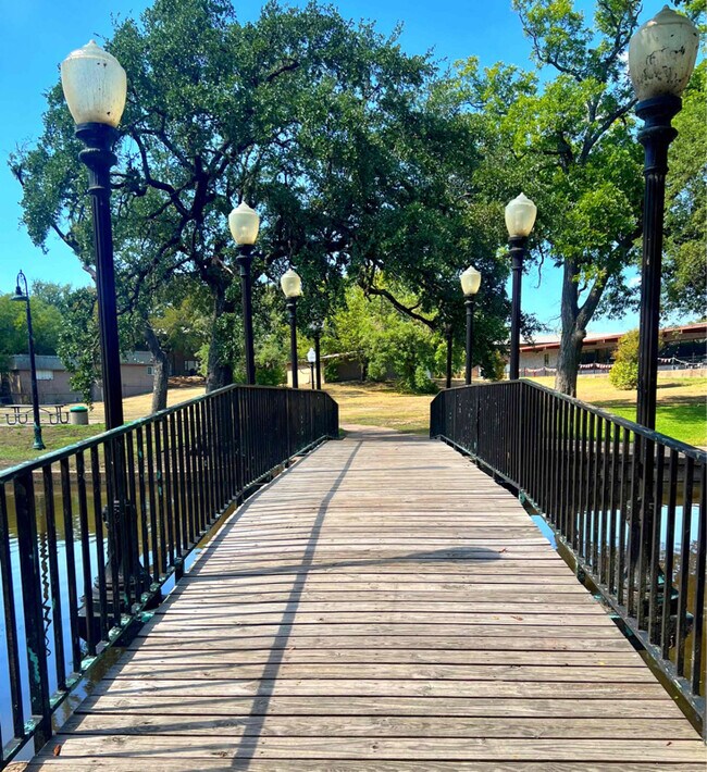401 Buchanan Dr-Unit -103 in Burnet, TX - Building Photo - Building Photo