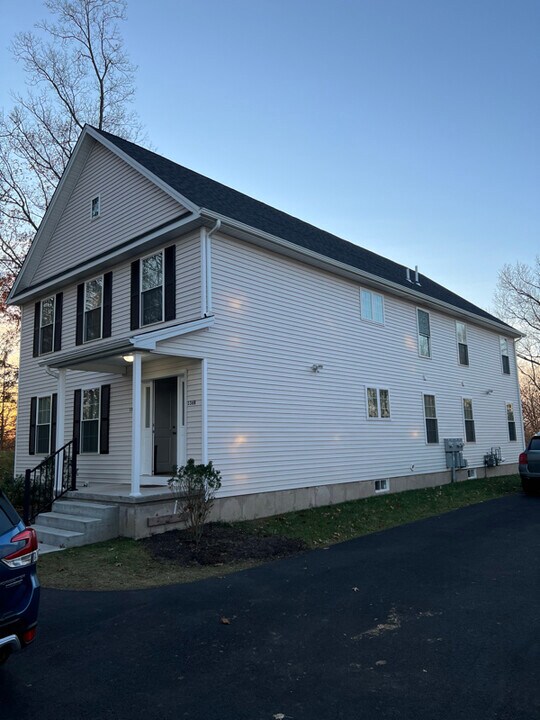 136 Cooper St in Manchester, CT - Foto de edificio