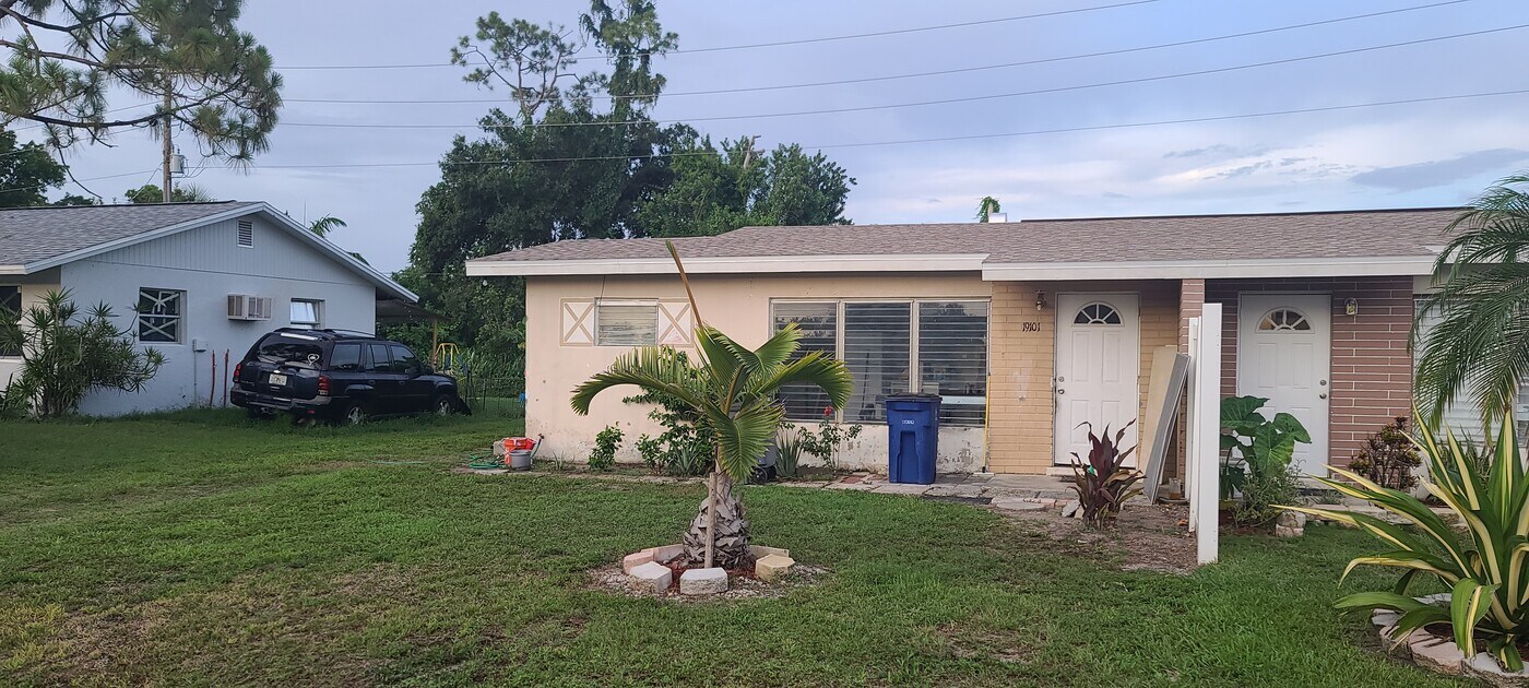 19101 Holly Rd in Ft. Myers, FL - Foto de edificio