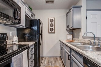 South Valley Apartments in Springfield, MO - Building Photo - Building Photo