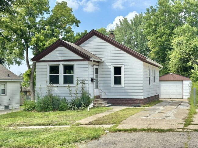 property at 1722 Pershing Ave