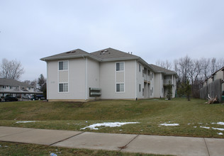 Pinewood Club Apartments in Lansing, MI - Foto de edificio - Building Photo