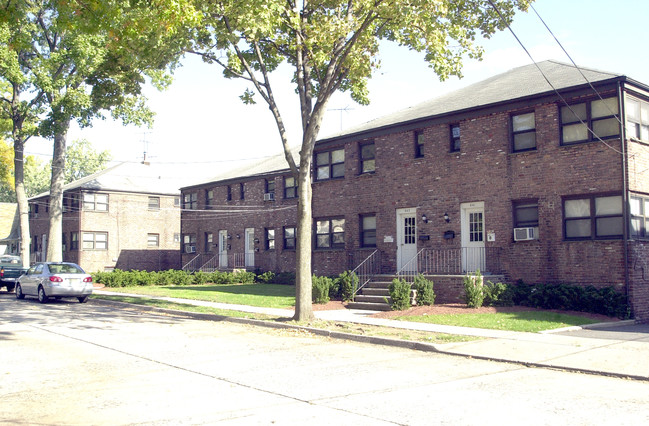 641-653 Chestnut Ave in Teaneck, NJ - Foto de edificio - Building Photo